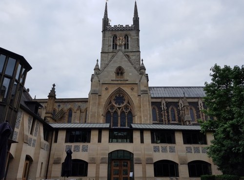 Southwark Cathedral 06;03am 09/07/2017 and just before I set off on my epic walk #inthefootstepsofChaucer to Canterbury