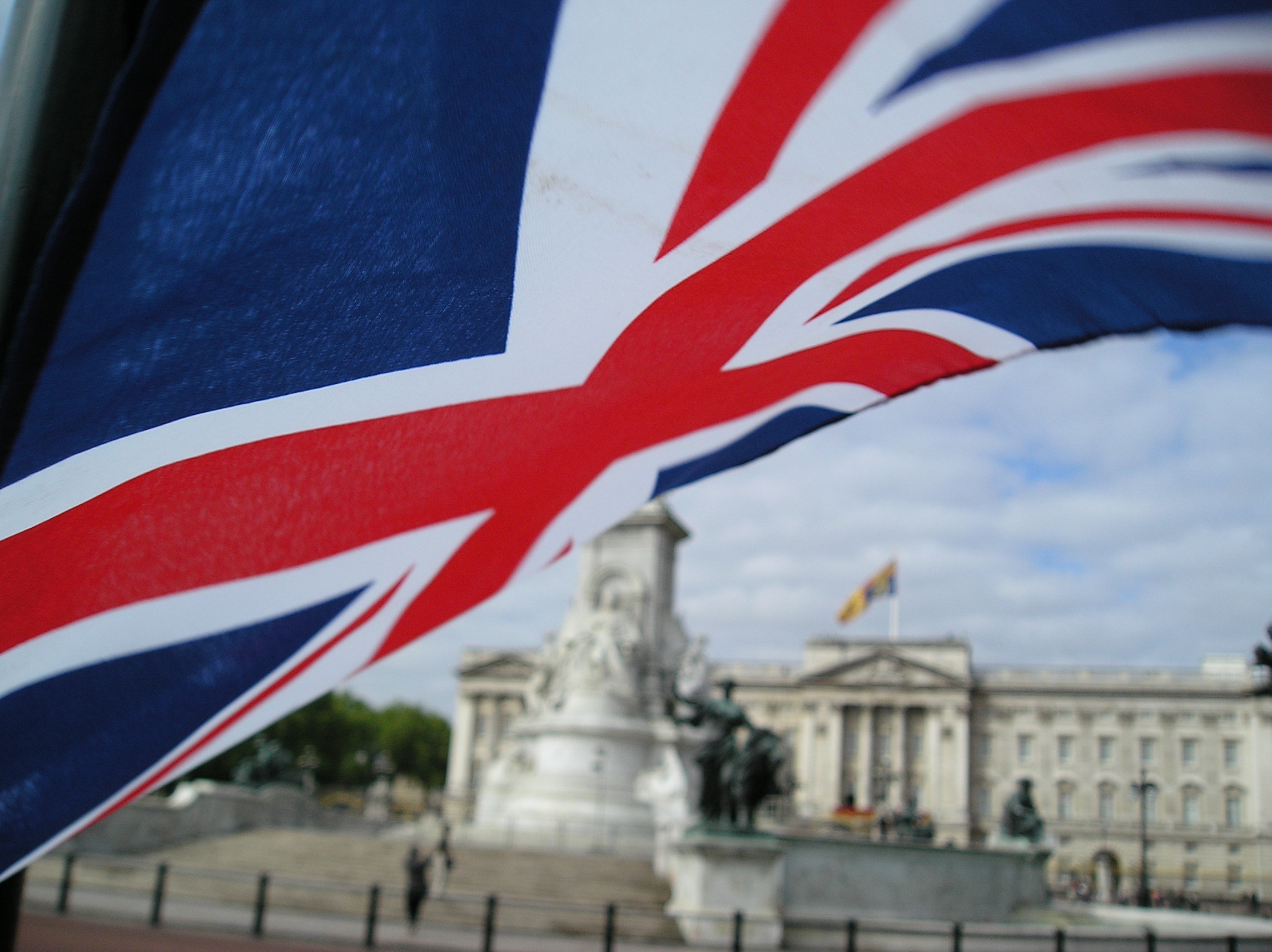 relocating to the uk, solo travel,