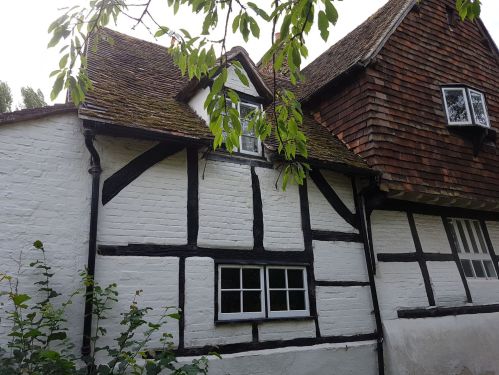 walking the pilgrims way, farnham to guildford, long distance walks in the uk, solo walking for women, farnham castle, the north downs way, churches of england, domesday book town of the england