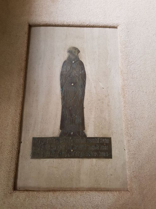 walking the pilgrims way, farnham to guildford, long distance walks in the uk, solo walking for women, farnham castle, the north downs way, churches of england, domesday book town of the england