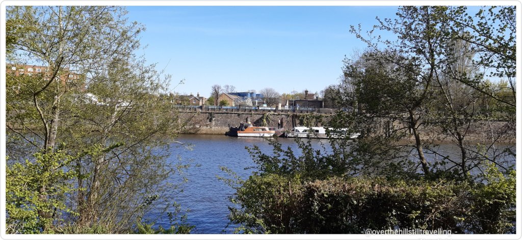 walking the thames path, hampton court palace